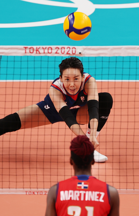 Libero Oh Ji-young of the Korean women's volleyball team sets the ball against the Dominican Republic at the Ariake Arena in Tokyo on Thursday. [NEWS1]