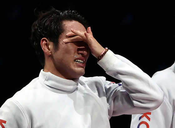 Park Sang-young sheds tears of joy after securing Korea's first bronze medal at the men's épée team event on Friday at the Makuhari Messe Hall in Chiba, Japan. [YONHAP]