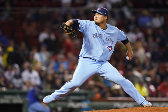 Toronto Blue Jays starting pitcher Ryu Hyun-jin delivers to a Boston Red Sox batter during the fifth inning of a baseball game at Fenway Park in Boston on Thursday. [AP/YONHAP]