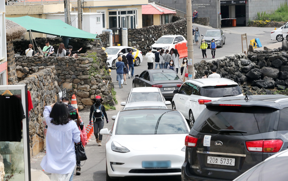 Travelers and rental cars crowd alleys in Aewol, Jeju island. [NEWS1] 
