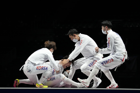 The Korean men's épée team celebrates after beating China on Friday to take the bronze medal at the Makuhari Messe Hall in Chiba, Japan. [AP/YONHAP]
