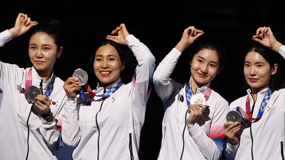 한국 여자 대표팀 에페(왼쪽), 최인정, 강영미, 이혜인, 송세라가 7월 27일 도쿄 마쿠하리 메세홀에서 은메달을 축하하고 있다. [YONHAP]
