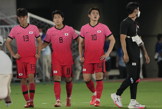 Korean players, from left, Kim Jin-ya, Lee Kang-in and Lee Dong-gyeong react after losing 6-3 to Mexico during a men's quarterfinal football match at the 2020 Tokyo Olympics on Saturday in Yokohama, Japan. [AP/YONHAP]