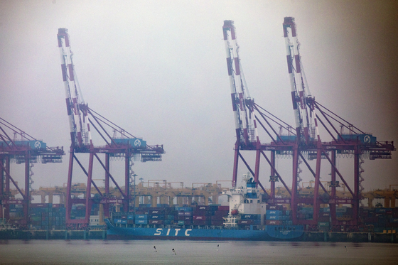 Cranes stand at the Incheon New Port in Incheon on Sunday. Korea recorded $55.4 billion in monthly export volume in July, the highest ever recorded thanks to countries worldwide economically recovering from the Covid-19 pandemic, the Ministry of Trade, Industry and Energy said on Sunday. [NEWS1]