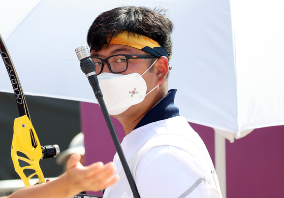 Kim Woo-jin leaves the field after losing to Taiwan's Tang Chih-chun in the quarterfinals of the men's individual archery competition. [YONHAP]