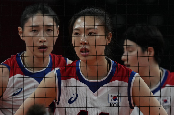 Korean players prepare for a serve during the women's volleyball preliminary round pool A match between Serbia and Korea at the 2020 Summer Olympics on Monday at the Ariake Arena in Tokyo. [AP/YONHAP]