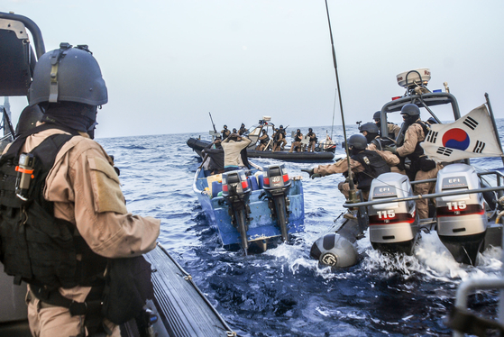 Members of Korean Navy's Cheonghae unit confronting an unidentified armed group in the waters off a coast of Africa in March 2019. [NEWS1] 