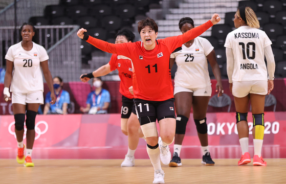 Ryu Eun-hee celebrates after scoring against Angola. [YONHAP]