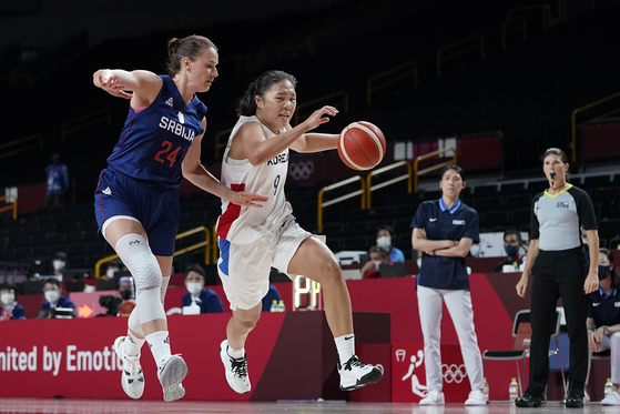 Park Ji-hyun drives against Serbia's Maja Skoric during a women's preliminary round basketball game at the 2020 Summer Olympics on Sunday in Saitama, Japan. [AP/YONHAP]