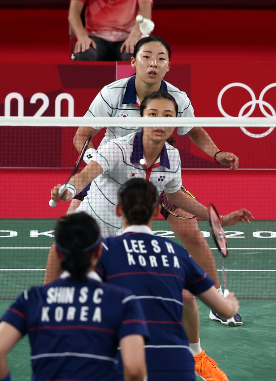 Kim So-yeong and Kong Hee-yong face off against Lee So-hee and Shin Seung-chan in the bronze medal decider of the badminton women's doubles competition. [YONHAP]