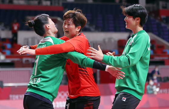 Right back Ryu Eun-hee (center) and goalkeeper Ju Hui embrace after drawing against Angola. [YONHAP]