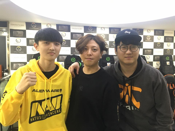 Lee Uk (center) poses for a photo with members of Conbox in late 2016. Overwatch pro Kim ″Fleta″ Byung-sun (left) and a staff member are wearing hoodies from European esports clubs. [CONBOX]