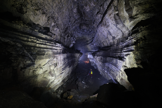 Manjanggul is the longest lava tube measuring 7.4 kilometers, and has the largest lava columns in the world. [JEJU WORLD NATURAL HERITAGE CENTER]