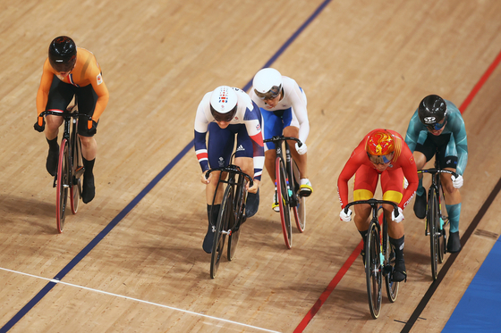Lee Hye-jin, center, races in the first round of heat's of the women's keirin competition at Izu Velodrome in Shizuoka, Japan on Wednesday. [REUTERS/YONHAP]