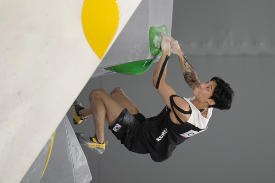 Chon Jong-won participates during the bouldering qualification portion of the men's sport climbing competition at the 2020 Summer Olympics on Tuesday in Tokyo. [AP/YONHAP]