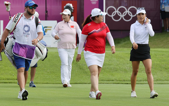 Park In-bee heads to the fairway alongside Lydia Ko of New Zealand and Feng Shanshan of China during the first round of the women's golf tournament on Wednesday at Kasumigaseki Country Club in Saitama, Japan. [JOINT PRESS CORPS]