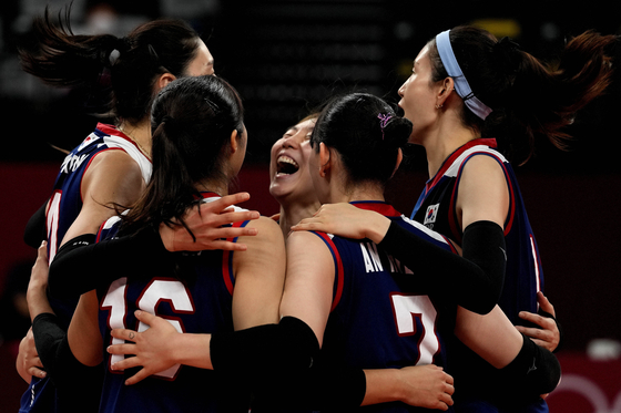 The Korean women's volleyball team celebrates winning a quarterfinal match against Turkey at the 2020 Summer Olympics on Wednesday in Tokyo. [AP/YONHAP]
