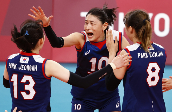 From left, Park Jeong-ah, Kim Yeon-koung and Park Eun-jin celebrate after beating Turkey at the 2020 Tokyo Olympics women's volleyball quarterfinals on Wednesday. [REUTERS/YONHAP]