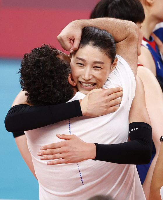 Kim Yeon-koung and head coach Stefano Lavarini embrace after the match against Turkey at the 2020 Tokyo Olympics women's volleyball quarterfinals on Wednesday. [REUTERS/YONHAP]