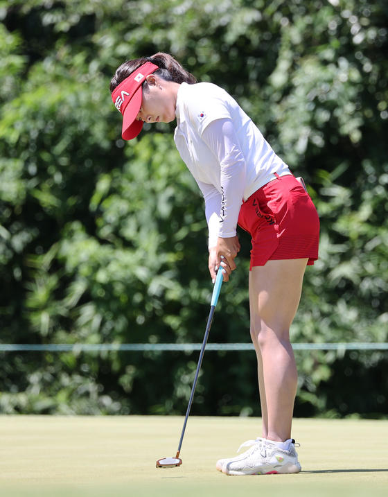 Ko Jin-young putts on the third hole during the second round of the Olympic golf tournament at Kasumigaseki Country Club in Saitama, Japan on Thursday. [YONHAP]