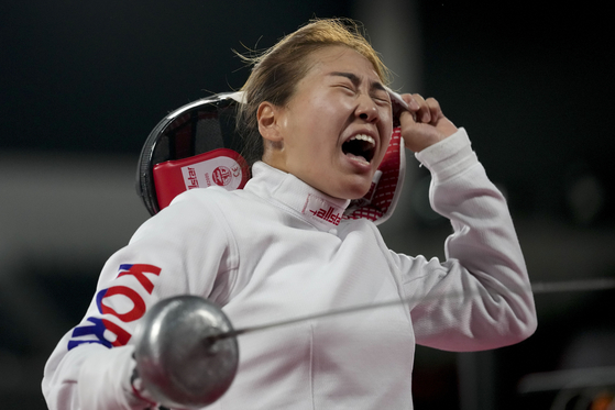 Kim Se-hee reacts after winning a bout in the fencing portion of the women's modern pentathlon at the 2020 Summer Olympics on Thursday in Tokyo. [AP/YONHAP]