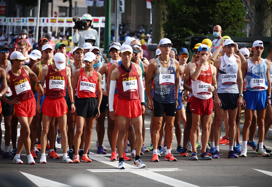 Choe Byeong-kwang (fourth from right) prepares for the men's 20-kilometer race walk. [REUTERS/YONHAP]