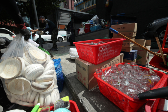 Staff pack up kitchenware at a restaurant in Seoul Wednesday after it was forced to shut due to the coronavirus pandemic. The food service industry is experiencing real pain with tough social distancing measures and an increase in produce prices and labor costs. [YONHAP]