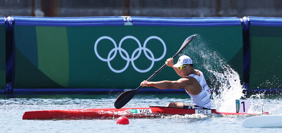 Korea's Cho Gwang-hee competes in the men's 200-meter kayak singles semifinals at the 2020 Tokyo Olympics on Thursday. [NEWS1]