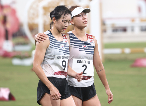 Kim Se-hee (right) and Kim Sun-woo console each other after finishing the women's modern pentathlon. [YONHAP]