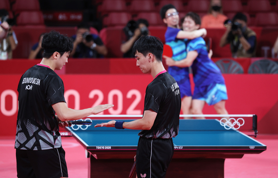 Lee Sang-su and Jeoung Young-sik console each other after dropping a point. [YONHAP]