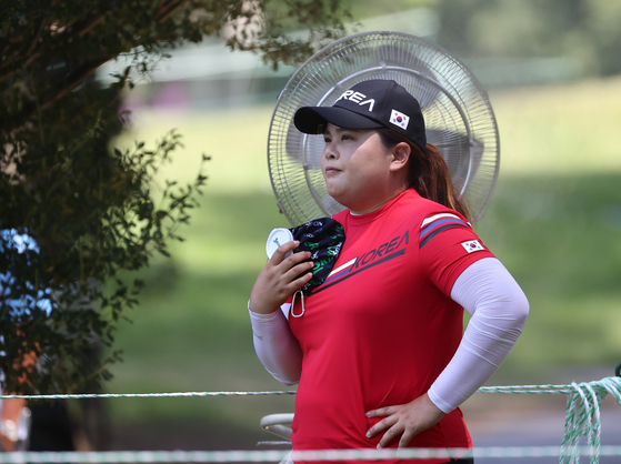 Park In-bee cools down in front of a fan after finishing Hole 17. [YONHAP]
