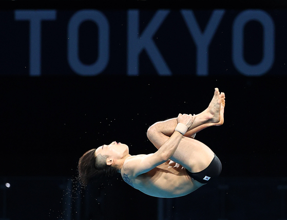 Woo Ha-ram launches himself for a dive at Tokyo Aquatics Centre. [YONHAP]