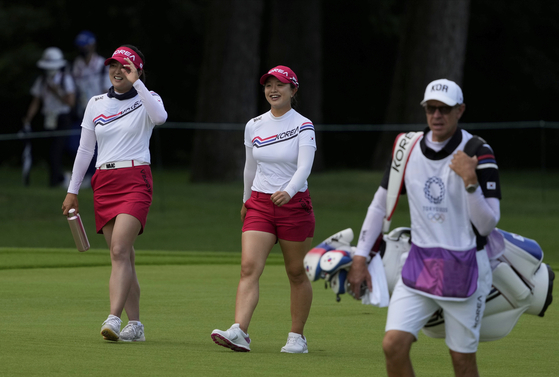 Ko Jin-young, left, and Kim Sei-young walk on the second fairway during the final round of the women's golf event at the 2020 Summer Olympics on Saturday at the Kasumigaseki Country Club in Kawagoe, Japan. [AP/YONHAP]