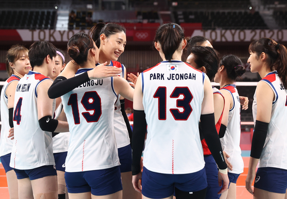 Captain Kim Yeon-koung hugs Pyo Seung-ju after the Korean women's volleyball team dropped the bronze medal match against Serbia on Sunday morning at Ariake Arena in Tokyo. [YONHAP]