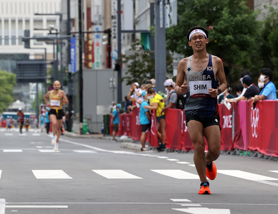 Shim Jung-sub crosses the finish line of the men's marathon in Sapporo, Japan on Sunday morning. [JOINT PRESS CORPS]
