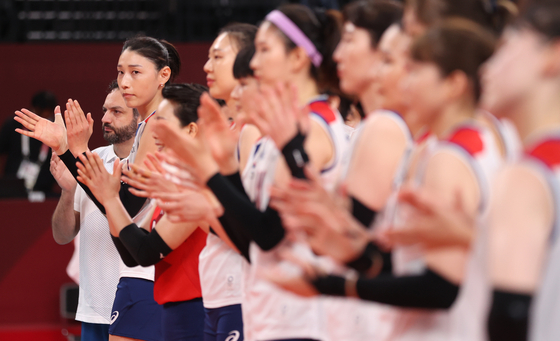 Kim Yeon-koung and the Korean volleyball team claps for the Serbian team after the women's volleyball bronze medal match on Sunday morning at Ariake Arena in Tokyo. [YONHAP]