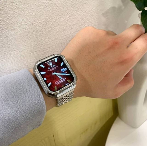 An Apple Watch using a customized Rolex watch face. [SCREEN CAPTURE]