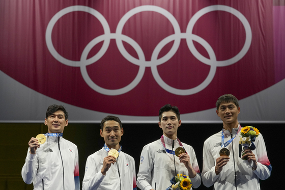 2020년 7월 28일 일본 지바에서 열린 2020년 하계 올림픽 시상대에서 한국 남자 검술 대표팀(왼쪽부터 고본길, 김종환, 김준호, 오상옥)이 환호하고 있다. [AP/YONHAP]