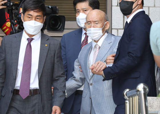 Former President Chun Doo Hwan, center, leaves the Gwangju District Court on Monday after attending an appeals trial in Gwangju. [YONHAP]