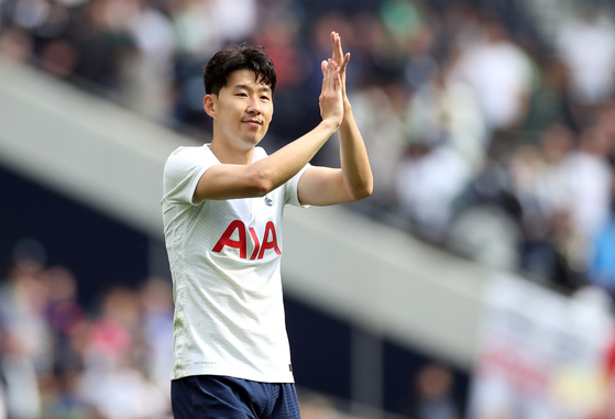 Tottenham Hotspur's Son Heung-min celebrates at the end of a pre-season friendly against Arsenal at Tottenham Hotspur Stadium on Sunday. [REUTERS/YONHAP]