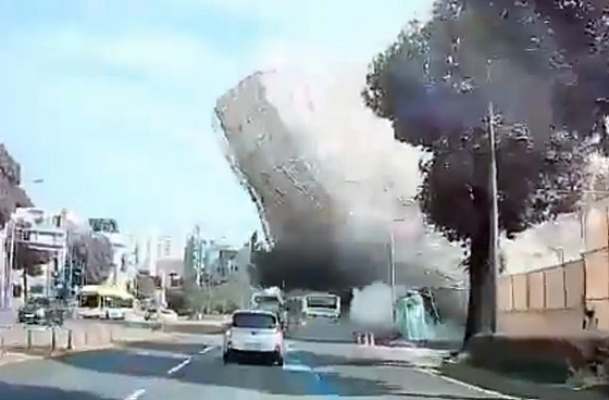 A video image on a vehicle dashboard captures the moment a building that is being dismantled collapsing on a passing bus in Gwangju on June 9. Due to the accident nine passenger on the bus were killed while eight were injured. [NEWS1]