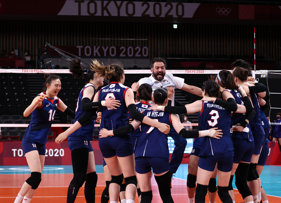 Head coach Stefano Lavarini and the Korean women's volleyball team celebrate after defeating Japan 3-2 on July 31 to advance to the quarterfinals. [YONHAP]