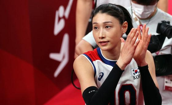 Kim Yeon-koung claps for the Serbian team after the women's volleyball bronze medal match on Sunday morning at Ariake Arena in Tokyo. [YONHAP]