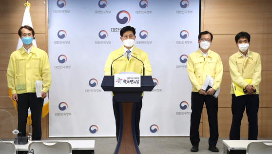  Land Minister Noh Hyeong-ouk, center, at the government complex in Seoul on Tuesday, announces measures against illegal multilayer construction practices. Nine people died after a building in Gwangju being dismantle fell on a bus in June. [YONHAP]