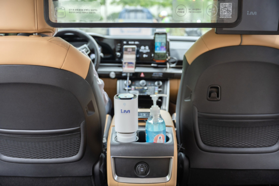 Cough shield is installed inside i.M's fleet and hand sanitizer and air sterilizer are placed on the center console. [JIN MOBILITY]
