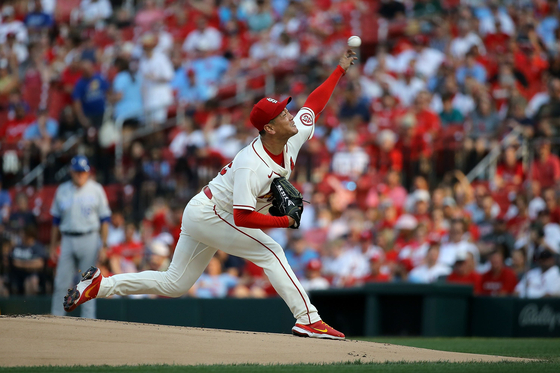 Kim Kwang-hyun of the St. Louis Cardinals throws during the first inning against the Kansas City Royals at Busch Stadium in St. Louis, Missouri on Saturday. [AFP/YONHAP]
