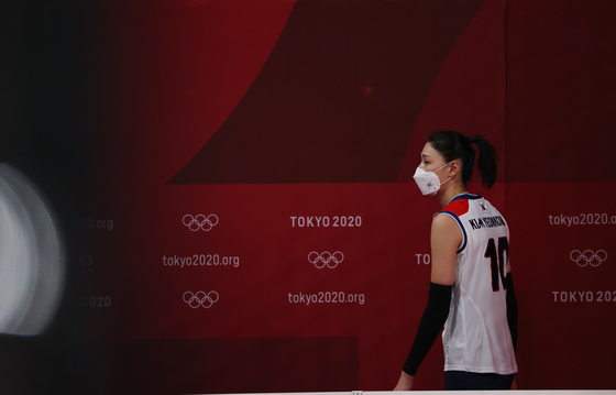 Kim Yeon-koung takes one last look at the Ariake Arena before leaving the court after the women's volleyball bronze medal match on Sunday morning at Ariake Arena in Tokyo. [YONHAP]