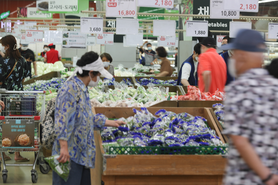 Customers check the options in the vegetable section of Hanaro Mart’s Yangjae branch in Seocho District, southern Seoul, on Aug. 1. [YONHAP]