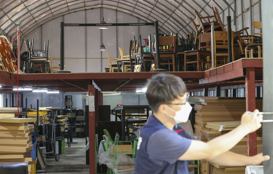 The inside of a store in Ansan, Gyeonggi that sells second-hand items from shuttered restaurants on Aug. 10. According to Statistics Korea, number of people with jobs continued to grow in July. However, due to the worsening pandemic, service companies are laying off employees. [YONHAP]