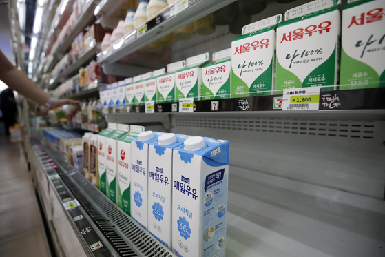 Cartons of milk are lined up at a convenience store in Seoul on Wednesday. Milk production per cow plummeted due to the hot weather as the animals are vulnerable to heat, and dairy product manufacturer Maeil Dairies announced it will cut milk supply by some 5 percent. [NEWS1]